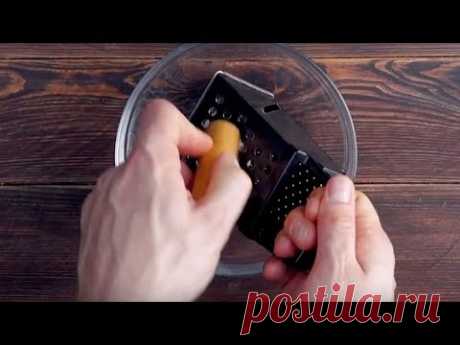 Натираем сосиски на терке и дважды перекручиваем края. Пирог-загляденье..!