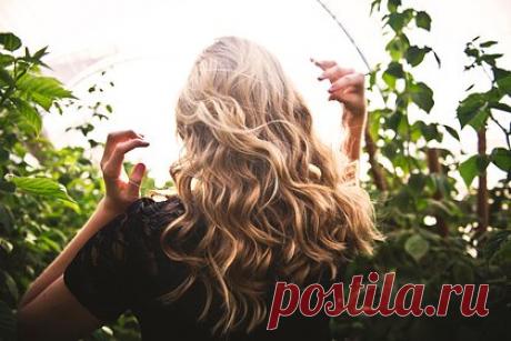 Врач назвала россиянкам приводящую к морщинам прическу. Врач-терапевт и косметолог Кристина Радина назвала россиянкам прическу, которая приводит к появлению ранних морщин. Так, доктор объяснила, что удлиненная челка, которая отросла или намеренно была подстрижена так, что закрывает обзор, заставляет женщину хмуриться. В связи с этим у нее могут появиться дефекты на коже.