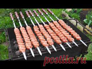 Люля Кебаб из свинины. Просто, понятно, сочно и вкусно! Вам понадобится:Люля:Шея свиная 500гЛопатка/ окорок / корейка 500гСоль 10гСода 5гЛук 1шт (натереть, отжать сок)Перец черный молотый 3гКориандр 3гПаприка 5гКуркума/имеретинский шафран 3гСоус чесночный:Ряженка 100гСметана 30% 300гЧеснок 2зубчикаЗелень ассорти 50гСоль 5гПерец 2гСахар 5г