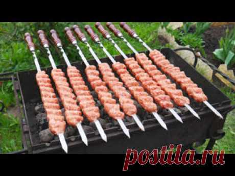 Люля Кебаб из свинины. Просто, понятно, сочно и вкусно! Вам понадобится:Люля:Шея свиная 500гЛопатка/ окорок / корейка 500гСоль 10гСода 5гЛук 1шт (натереть, отжать сок)Перец черный молотый 3гКориандр 3гПаприка 5гКуркума/имеретинский шафран 3гСоус чесночный:Ряженка 100гСметана 30% 300гЧеснок 2зубчикаЗелень ассорти 50гСоль 5гПерец 2гСахар 5г