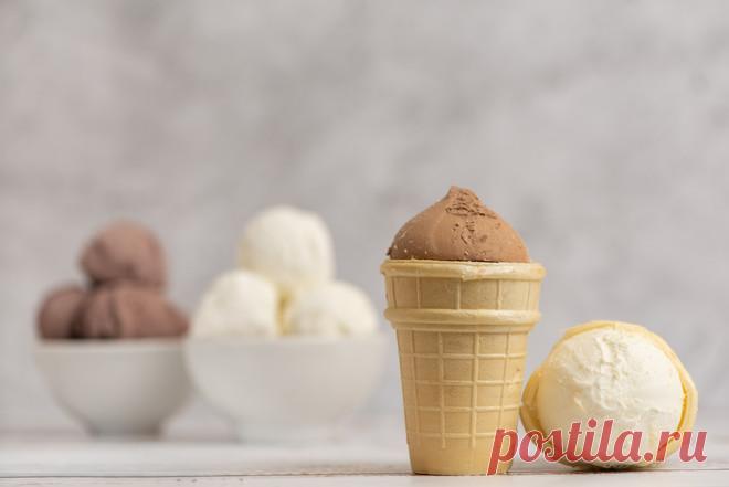 Идеальный пломбир, в котором всего
3 ингредиента

Сливки 33%-ой жирности 400 граммов
Сгущеное молоко 200 граммов
Ванилин 1 щепотка
Печенье 300 граммов 

1) Печенье измельчить в крошку. 
2) Смешать печенье с растопленным сливочным маслом.
3) Выложить в форму для запекания, хорошо утрамбовать.
4) Поставить на 30 минут в холодильник.
5) В кастрюлю налить сливки, добавить сгущенное молоко, ванилин.
6) Поставить на огонь и довести до кипения.
7) Снять с огня и дать остыть.
8) В остывшую массу…