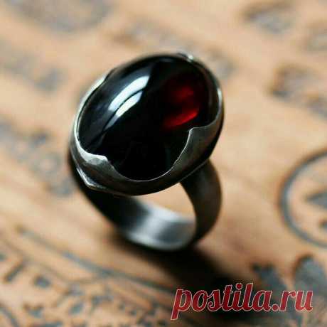 Кольцо. Женское кольцо. Гранат кабошон. Серебро. Чернение.