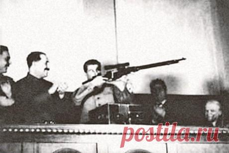 Сталин «целится» из винтовки Мосина с оптическим прицелом, подаренным ему туляками в Великую Отечественную войну.