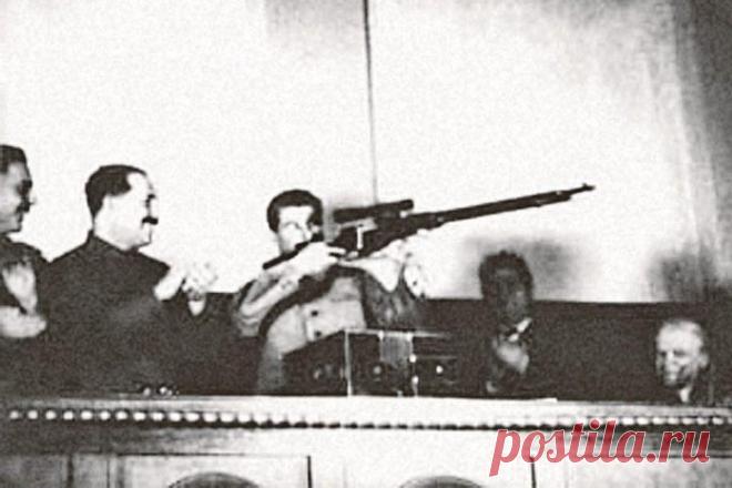 Сталин «целится» из винтовки Мосина с оптическим прицелом, подаренным ему туляками в Великую Отечественную войну.