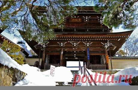 ПО-ЯПОНСКИ // О добре и зле
寺の門前に鬼が住む [tera no monzen ni oni ga sumu]
- Демоны живут напротив ворот храма
- Добро и зло часто рядом