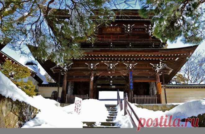 ПО-ЯПОНСКИ // О добре и зле
寺の門前に鬼が住む [tera no monzen ni oni ga sumu]
- Демоны живут напротив ворот храма
- Добро и зло часто рядом