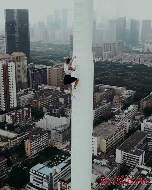 У неё похоже просто нет страха к высоте.