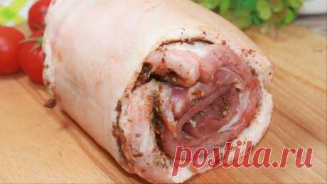 Мой любимый МЯСНОЙ РУЛЕТ! Сворачиваю особым способом и мариную. #694 Рецепт:
свиная пузанина - 1 кг
соль - 1 ч.л.
черный перец - 1/2 ч.л.
красный перец - 1/3 ч.л.
паприка - 2 ч.л.
молотый имбирь - 1/3 ч.л.
базилик - 2 ч.л.
чеснок - 3 зубчика
Замариновать рулет на 1 час или дольше, а затем выпекать при температуре 200-220С.
Подавать теплым или холодным.
