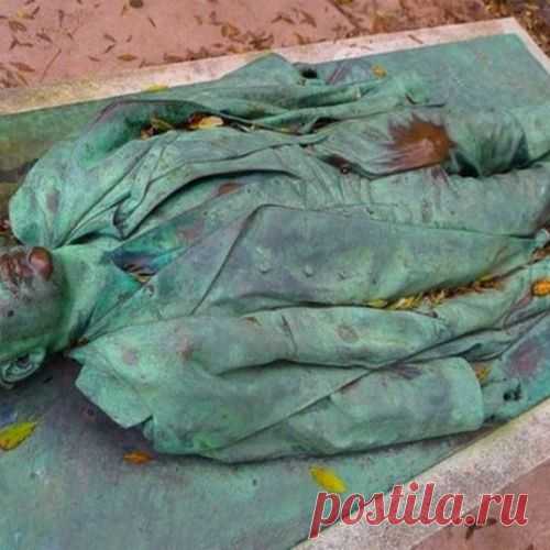 Могила Виктора Нуаре — магнит для парижских женщин