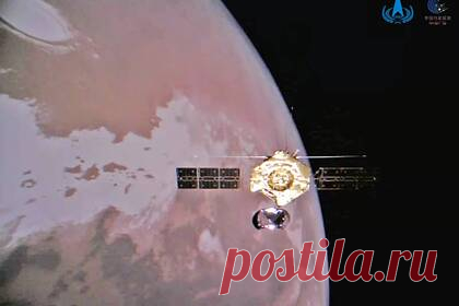 Опубликованы новые фотографии с Марса. Национальное космическое управление Китая опубликовало новые снимки Марса, сделанные зондом орбитального аппарата «Тяньвэнь-1». На кадрах запечатлен сам орбитальный аппарат и часть поверхности Марса. Также видны полярные ледяные шапки из сухого и водяного льда и кратер имени советского конструктора Сергея Королева.