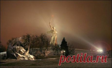 ВЫСОТА 102 метра длиною в бесконечность.........   
МЫ - ПОМНИМ!.......... МАМАЕВ КУРГАН —