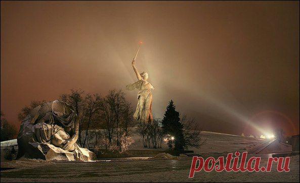 ВЫСОТА 102 метра длиною в бесконечность.........   
МЫ - ПОМНИМ!.......... МАМАЕВ КУРГАН —