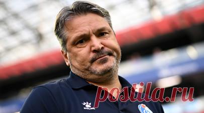 Уроки мимики и жестов, контакты с предметами мебели и аналитика на века: как Евсеев превратился в тренера-мем. Вадим Евсеев в очередной раз показал футбольной общественности грани своего таланта. Главный тренер «Черноморца» после матча Первой лиги обезоружил журналиста аналитикой с помощью нарисованной от руки таблицы. Это не первый случай, когда легендарный защитник приковывает к себе внимание таким образом и на время становится мемом. Специалист уже прославился оригинальной остановкой мяча,…