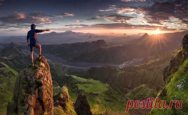 Закат над красивым горным ландшафтом Исландии.