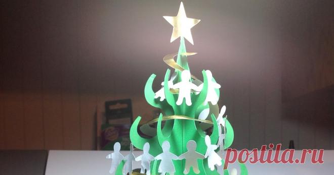 The Perfect Desktop Christmas Tree     This Christmas tree has all the elements of a big tree but in a desktop version.  I love the paper doll garland and the gold spiral garl...