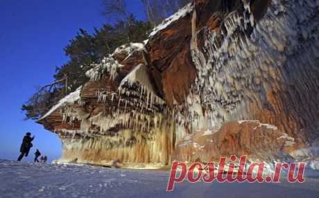 Во дворце Снежной королевы Во время сильных морозов пещеры на островах Апосл-Айлендс (озеро Верхнее) становятся похожи на дворец Снежной королевы. Невероятно красивые ледяные залы каждый год привлекают тысячи туристов и фотографов, которые не боятся фотографировать свисающие со сводов пещер громадные сосульки....