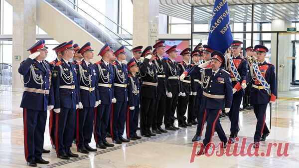 Астраханским кадетам в Кремле вручили переходящее знамя президента