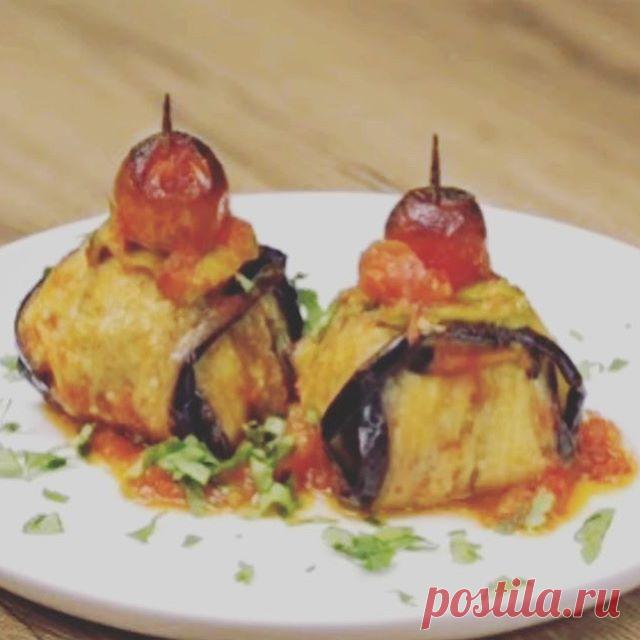 İslim kebabı.

Как и обещала новый рецепт. И так баклажаны режем тонкими полосками и обжариваем в масле. Готовим фарш. У меня говядина, лук приправы и чеснок.

Из фарша делаем котлеты круглые. По размеру грецкого ореха. Далее быклажановые полоски ложим крест на крет, по середине кладём котлету и заворачиваем. Крепим зубочисткой. Сверху насаживаем перчик и помидорку.

Разводим томатную пасту с водой, немного соли и чеснок. Заливаем этой смесью наши баклажаны и в духовку мин...