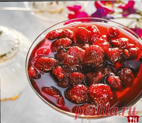 КЛУБНИЧНОЕ ВАРЕНЬЕ БЕЗ ВАРКИ ЯГОД! ЛУЧШИЙ РЕЦЕПТ!
Варите ли Вы по такому способу клубничное варенье? 
Клубничное варенье без варки ягод получается настолько ароматным! 
Познакомьтесь с рецептом, возможно многие так варенье не варят. 
Попробуйте в этом сезоне сварить хоть немножко по этому рецепту. 
Вам понравится, даже не сомневайтесь.
ИТАК, КЛУБНИЧНОЕ ВАРЕНЬЕ БЕЗ ВАРКИ ЯГОД:
ИНГРЕДИЕНТЫ:
- 2 кг клубники
- 1 кг сахара
- 0,5 стакана воды
ПРИГОТОВЛЕНИЕ:
Для клубничного варенья берем клубнику
