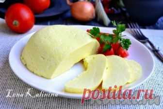Рецепт домашнего сыра из молока и сметаны - рецепт с фото Предлагаю вам рецепт приготовления домашнего сыра из молока и сметаны. Сыр получается вкусным, красивого желтенького цвета, в меру соленым и нежным, но при этом он имеет плотную структуру. Его можно предложить на завтрак как взрослым, так и детям. Из данного количества ингредиентов получится ...