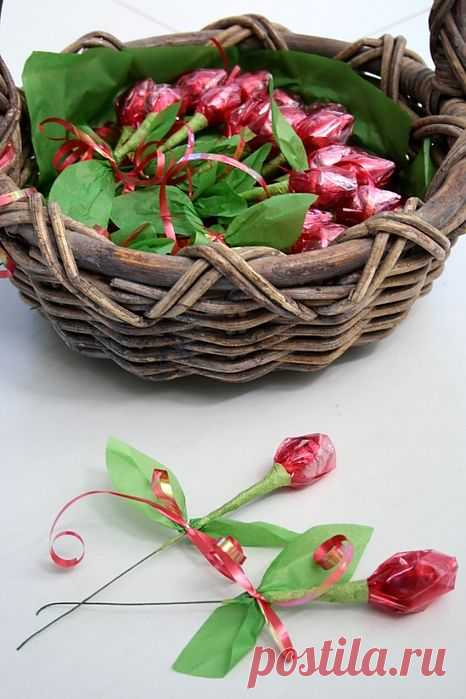 Бутоны роз из конфет.