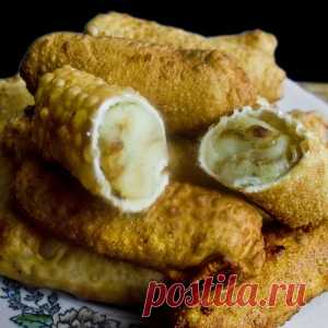 Колбаски с картофельным пюре и жареным луком