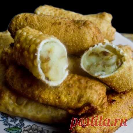 Колбаски с картофельным пюре и жареным луком