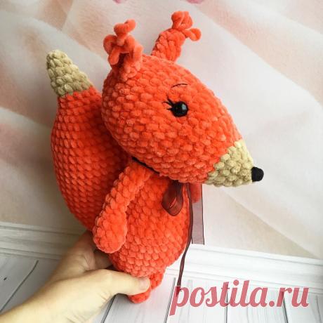 PDF Белка-рукоделка. FREE amigurumi crochet pattern. Бесплатный мастер-класс, схема и описание для вязания игрушки амигуруми крючком. Вяжем игрушки своими руками! Белка, белочка, squirrel, wiewiórka, eichhörnchen, feh, écureuil. #амигуруми #amigurumi #amigurumidoll #amigurumipattern #freepattern #freecrochetpatterns #crochetpattern #crochetdoll #crochettutorial #patternsforcrochet #вязание #вязаниекрючком #handmadedoll #рукоделие #ручнаяработа #pattern #tutorial #häkeln #amigurumis