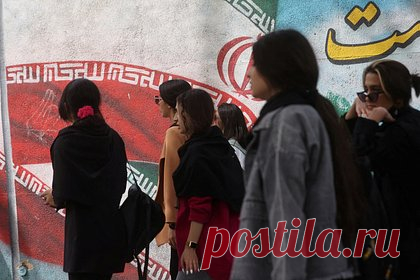 Иранок уличили в саботаже ношения хиджаба за 5 долларов в час. Западные спецслужбы платят иранкам от 3 до 5 долларов в час за саботаж ношения хиджаба, пишет агентство Tasnim. Правоохранительные органы исламской республики задержали несколько женщин без хиджаба, которые, по их собственному признанию, выполняли порученное им задание по нарушению норм мусульманского дресс-кода.