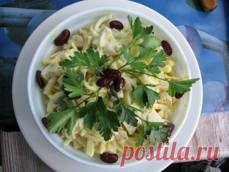 7 Рецептов приготовления ВКУСНЕЙШИХ САЛАТОВ!
1. Салат " Алекс"
Необходимо:
филе куриной грудки - 400 гр.
помидор - 2 шт.(среднего размера)
сыр твердый - 150- 200 гр.
шампиньоны консервированные -250 гр.
лук репчатый- 1 шт.
чеснок - 2-3 зубчика
майонез
соль по вкусу
Куриное филе отварить, вынуть из бульона, остудить, нарезать небольшими кубиками.Маринованные шампиньоны порезать на половинки или четвертинки, в зависимости от их размера.Помидоры нарезать кубиками.Лук мелко на...