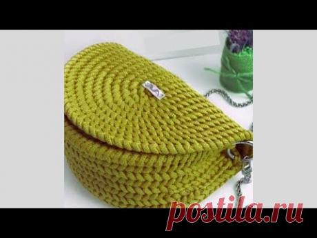 Связать крючком полукруглую сумку известной модели.