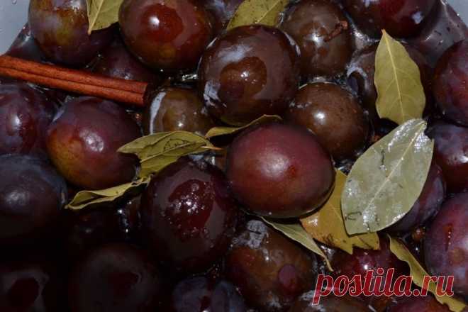 Сливы, маринованные на зиму, как оливки / Простые рецепты