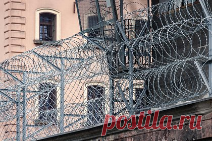 Самый юный в России осужденный за терроризм дорос до взрослой колонии. Красноярский краевой суд принял решение о переводе Никиты Уварова, осужденного за терроризм, из воспитательной колонии во взрослую. Подсудимого отправят в колонию общего режима в связи с достижением им 18-летия. Уваров — один из трех 14-летних школьников из Канска, которых летом 2020 года задержали сотрудники ФСБ.