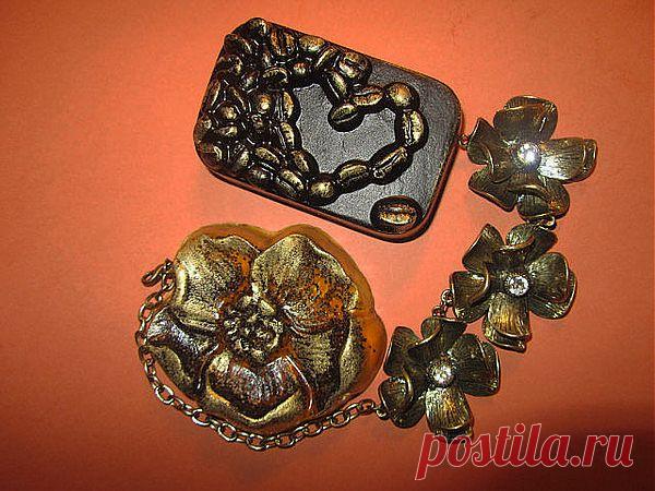 Нам понадобится Полиморфус, это самозатвердевающий пластик для лепки. Не нужно путать его с полимерной глиной.

Главные плюсы Полимарфуса, он не боится холодной воды, становится пластичным лишь в горячей воде. Его не нужно запекать, так как он становится твердым сам по себе. И твердеет он в течение суток, а это считается быстро. Еще его достоинство заключается в том, что он не токсичен, а значит он не опасен.