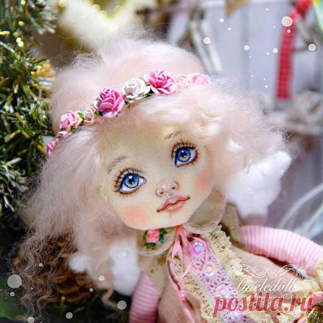 И еще покажу личико ангелочка 🍥😇
На фото сложно передать нежно-розовый цвет её волос, здесь вроде бы немного получилось.
Рост малышки 19 см -------
#кукла #куклы #кукларучнойработы #текстильнаякукла #кукланазаказ #куклаизткани #дети#коллекционнаякукла #авторскаякукла #куклыручнойработы #doll #dolls #dollstagram #dollface #shabbychic #art #dress #платье #россия #санктпетербург #instagood #instadoll #dress #cute #sewing #рукоделие #craft #handmade #ручнаяработа