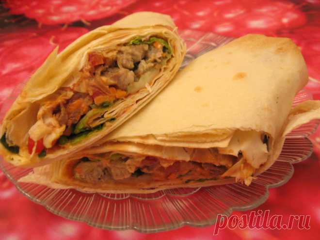Домашняя #шаурма #рецепт #кулинария #перекус

Куриную грудку мелко режем и обжариваем на подсолнечном масле до золотистого цвета. Солим и перчим её.
Мелко шинкуем капусту.
Режем огурцы, помидоры, болгарский перец.
Остывшую курицу режем при необходимости, режем зелень.
Делаем соус из сметаны. Для этого в сметану выдавливаем чеснок. Солим и перемешиваем.
Добавляем сметану и кетчуп. Перемешиваем до полного смешения компонентов.
 Выкладываем начинку на лаваш.
Края лаваша  подгибаем и закруч