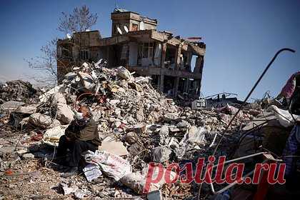 В Турции арестовали восемь человек в связи с обрушением зданий. В турецкой провинции Шанлыурфа арестовали восемь человек в связи с обрушением зданий в результате землетрясений. В отношении подозреваемых был выдан ордер на задержание в связи с обнаруженными в обрушившихся зданиях строительными дефектами и действиями по срезанию колонн.