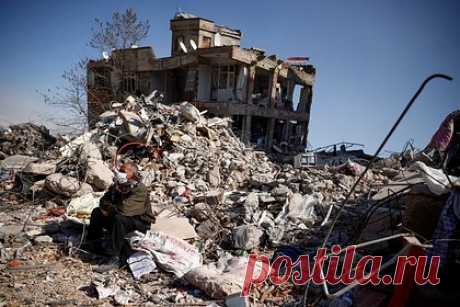 В Турции арестовали восемь человек в связи с обрушением зданий. В турецкой провинции Шанлыурфа арестовали восемь человек в связи с обрушением зданий в результате землетрясений. В отношении подозреваемых был выдан ордер на задержание в связи с обнаруженными в обрушившихся зданиях строительными дефектами и действиями по срезанию колонн.