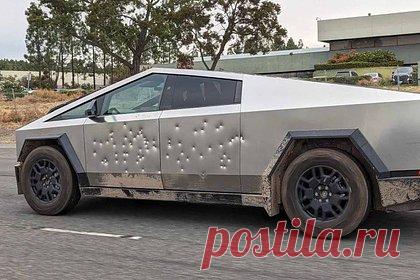 Маск рассказал о расстреле его автомобиля из пулемета гангстеров 1920-х годов. Основатель компании Tesla миллиардер Илон Маск прокомментировал кадры с электрическим пикапом Tesla Cybertruck, на котором заметны следы от пуль. Он рассказал, что в машину выпустили целый магазин из пистолета-пулемета Томпсона — излюбленного оружия гангстеров 1920-х годов.