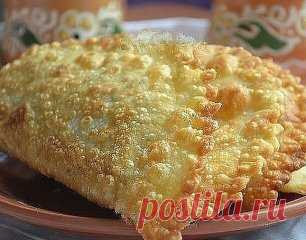 ЧЕБУРЕКИ НА ЗАВАРНОМ ТЕСТЕ !!- ВКУСНОТИЩА  НЕОБЫКНОВЕННАЯ!!!
ОБЯЗАТЕЛЬНО сохраняйте  СЕБЕ такое СОКРОВИЩЕ
ИНГРЕДИЕНТЫ:
Для теста:
● 3,5 стакана муки;
● 1/2 ч. л. соли;
● 1 стакан кипятка;
● 100 г сливочного масла;
● 1 яйцо
Для начинки:
● 500 г мякоти свинины;
● 4-6 луковиц;
● соль, душистый перец - по вкусу;
● подсолнечное масло для жарки.
ПРИГОТОВЛЕНИЕ:
В миске смешиваем просеянную муку и соль, вливаем стакан кипятка и быстро перемешиваем вилкой. Растопленное сливочное масло слегка взбиваем с я