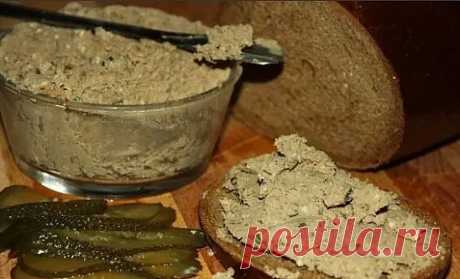 Вкуснее колбасы! Ну почему я раньше не знала этого рецепта?

Готовится из куриного филе, причем всего 30 минут: а результат просто поражает! Паштет станет мега-хитом в вашей семье! Колбасу больше не покупаем))) 
Просто попробуйте и вы сами всё поймёте. 

Состав продуктов:
филе куриное – 400 грамм, 
70 миллилитров бульона (в котором варили мясо); 
морковь – 200 грамм, 
репчатый лук – 2 штуки, 
масло сливочное – 70 грамм, 
чеснок – 2 зубчика, 
лавровый лист – 1 штука, 
перец...