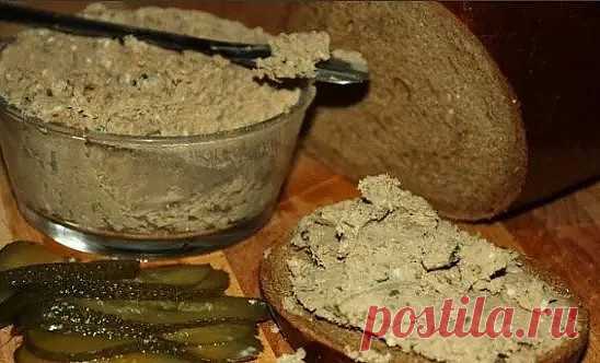 Вкуснее колбасы! Ну почему я раньше не знала этого рецепта?

Готовится из куриного филе, причем всего 30 минут: а результат просто поражает! Паштет станет мега-хитом в вашей семье! Колбасу больше не покупаем))) 
Просто попробуйте и вы сами всё поймёте. 

Состав продуктов:
филе куриное – 400 грамм, 
70 миллилитров бульона (в котором варили мясо); 
морковь – 200 грамм, 
репчатый лук – 2 штуки, 
масло сливочное – 70 грамм, 
чеснок – 2 зубчика, 
лавровый лист – 1 штука, 
перец...