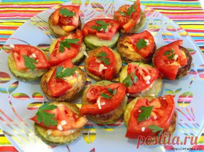 Жареная кабачковая закуска с помидорами и соусом "Паприк"