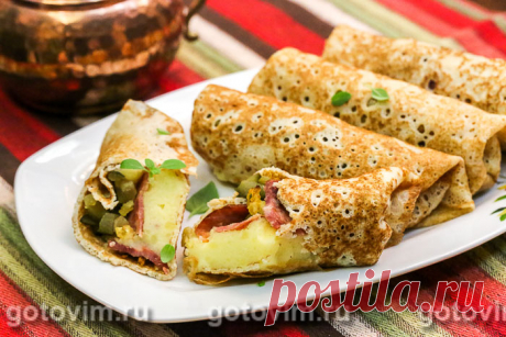 Блин фермерский (с картофельным пюре и беконом). Рецепт с фото Рецепт фермерского блина отличается от остальных блинов начинкой, состоящей из поджаренного бекона, картофельного пюре, маринованных огурцов и хрустящего жареного лука. Как приготовить хрустящий лук, описано в этом рецепте. Тесто для блинов можно замесить и на молоке, и на кефире. Главное, чтобы блины были тонкими.