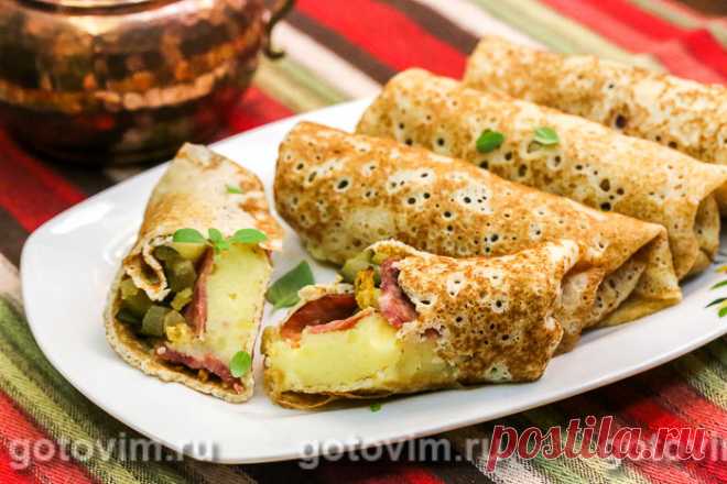 Блин фермерский (с картофельным пюре и беконом). Рецепт с фото Рецепт фермерского блина отличается от остальных блинов начинкой, состоящей из поджаренного бекона, картофельного пюре, маринованных огурцов и хрустящего жареного лука. Как приготовить хрустящий лук, описано в этом рецепте. Тесто для блинов можно замесить и на молоке, и на кефире. Главное, чтобы блины были тонкими.