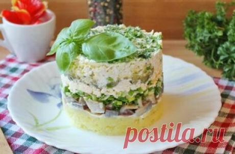 Салат «Атлантида» 9 ингредиентов.  4 порций. ВРЕМЯ ПРИГОТОВЛЕНИЯ - 40 мин.  СЛОЖНОСТЬ РЕЦЕПТА - Простое блюдо.  ЭНЕРГ.ЦЕННОСТЬ - 113.34 ккал. Надоели классические варианты майонезных салатов? Хотите приготовить в домашних условиях на Новый год что-нибудь новенькое? Тогда обязательно присмотритесь к этому рецепту и попробуйте сделать вкусный салат "Атлантида"! Ингредиенты. Огурец маринованный — 1 шт. Филе соленой сельди — 150 г. Петрушка — 5 г. Картофель — 1-2 шт. Плавленый...