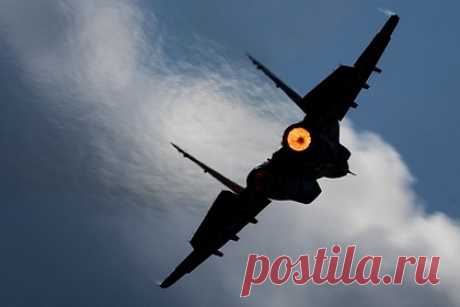 На Украине сообщили о столкновении двух МиГ-29 ВСУ. Два украинских многоцелевых истребителя четвертого поколения МиГ-29 столкнулись в небе над Житомирской областью. Инцидент произошел в пятницу, 25 августа. За штурвалом одного из самолетов был летчик Воздушных сил Вооруженных сил Украины с позывным Джус, спасти его не удалось.