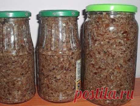 КАК ПРИГОТОВИТЬ ГРИБНУЮ ИКРУ Сохрани на стену чтобы не потерять. Соседи у меня просто замечательные, принесли мне два ведра опят. В этом году у нас урожай на эти грибы. Приготовила я икру, угостила соседей и вам рецептик хочу написать. На 2 кг отварных грибов(варить 15 мин) взять 300 г репчатого лука мелко порезать,300 г моркови натереть на крупной тёрке. Обжарить лук и морковь в растительном масле. Отварные грибы, обжаренные овощи, перекрутить на мясорубке, добавить 1 стакан раст. масла, 3 шт л