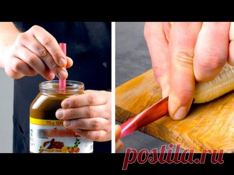 Эта выпечка - огонь! Погружаю соломинку в шоколадную пасту, а потом втыкаю в банан