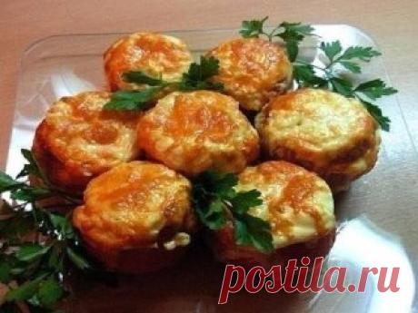 Помидоры, фаршированные курицей.
Ингредиенты: - помидоры - куриная грудинка - майонез - специи - сыр
Приготовление: 1. Берем несколько помидорчиков и удаляем из них сердцевинку 2. Обжариваем со специями куриную грудинку (или курицу-гриль можно мелко нарезать) 3. Начиняем этой грудинкой помидорчики,сверху толстым-толстым слоем майонеза и щедрой шапочкой сыр. 4. Ставим в горячую духовку (240-260 град.) на 15 минут , чтобы сыр подрумянился. Приятного аппетита!